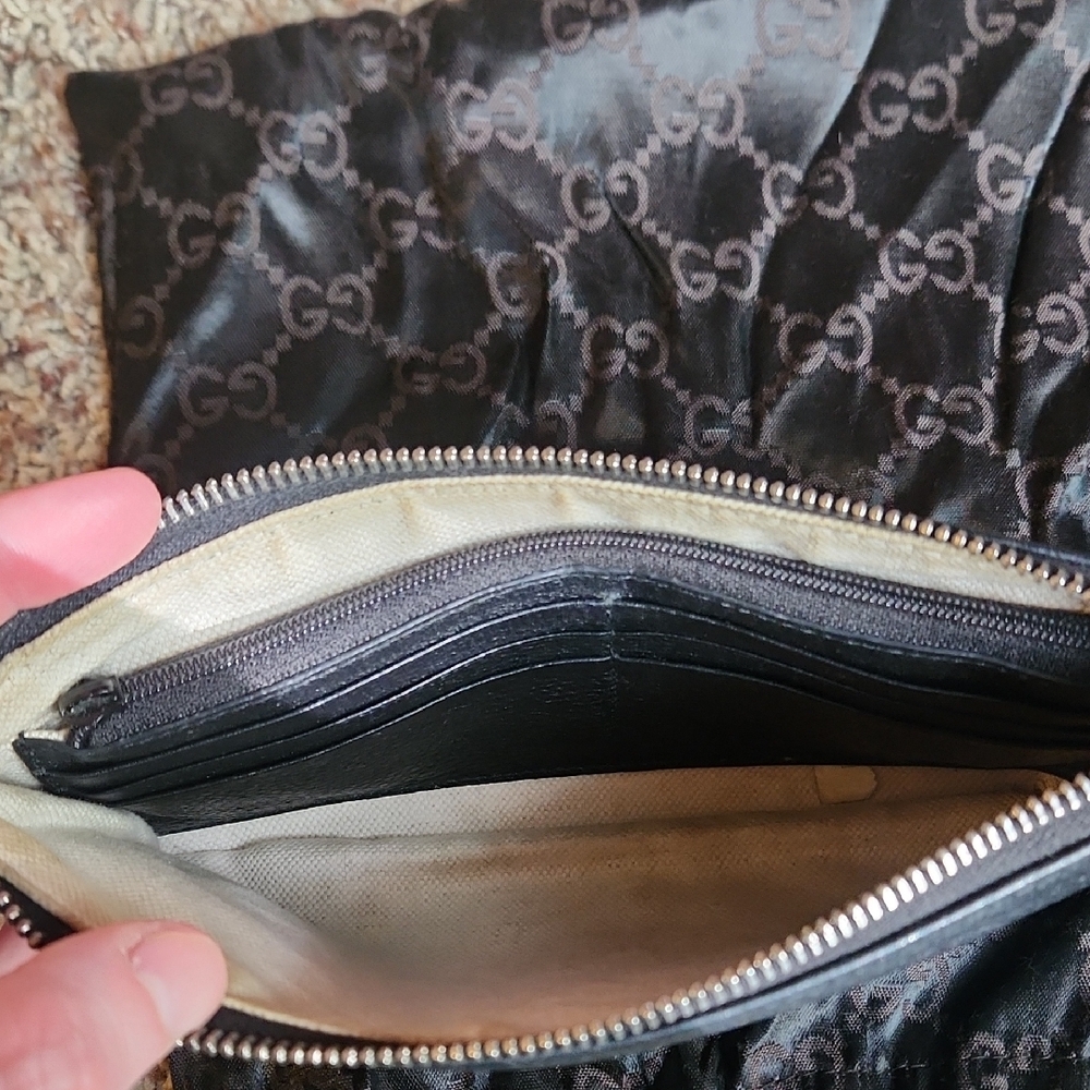 Gucci Black Pebbled Leather Wristlet Clutch with Stud Logo - Picture 3 of 5